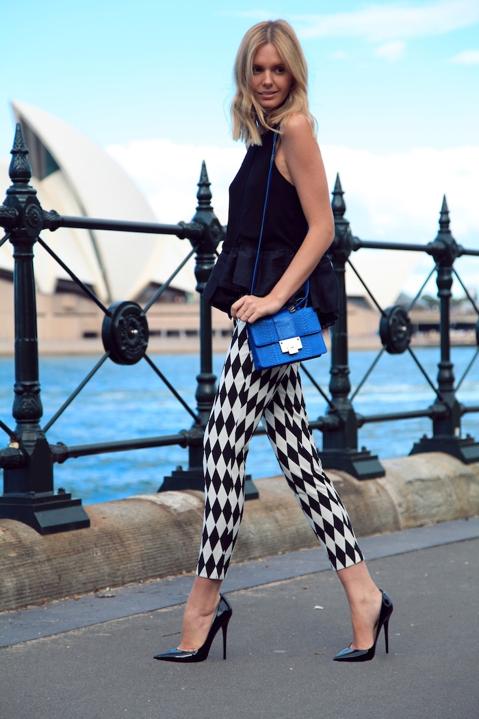 how to wear printed pants