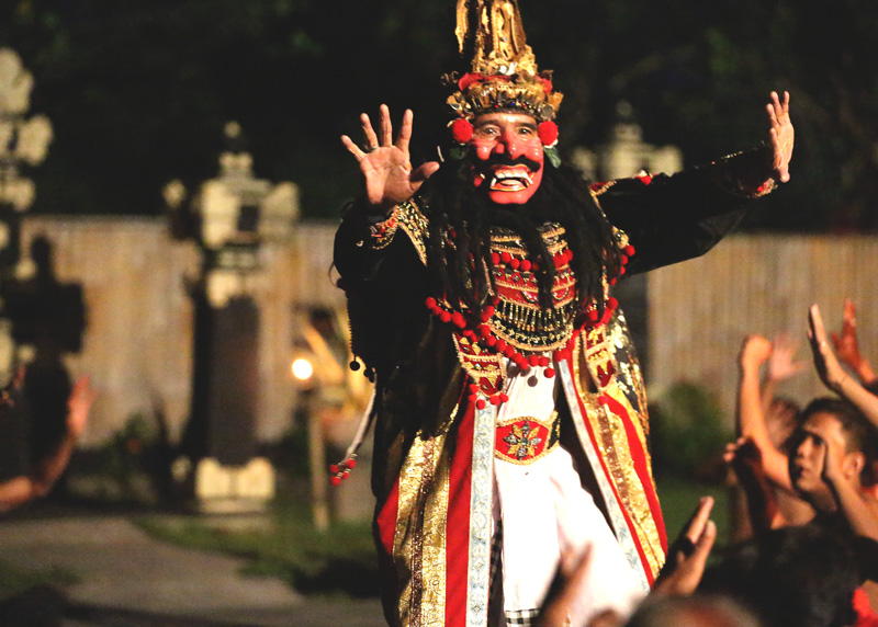 The Ravana was very funny. He was saying " Sita I will love you. I will kiss you. : P"