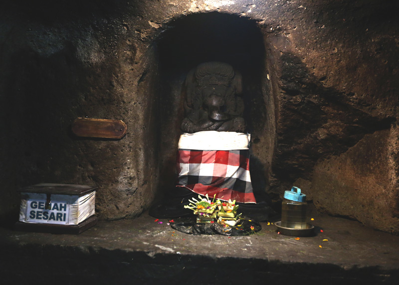 The ganesha inside the cave 